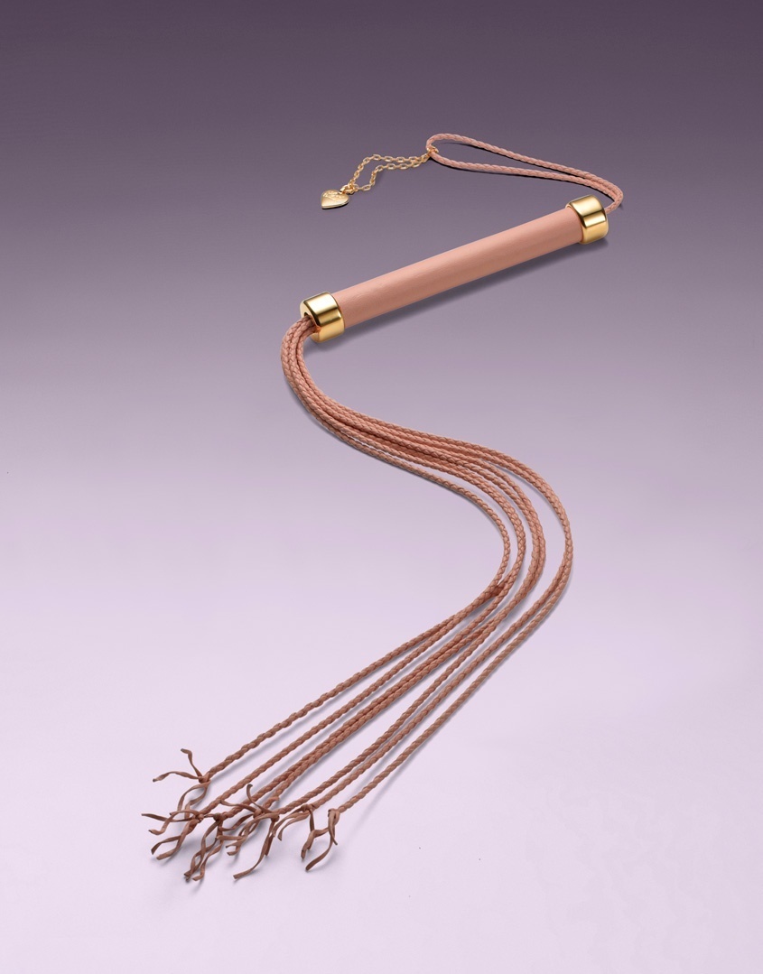 Хлыст Whip Cat Хлыст Whip CatАксессуары<br>Красивый и роскошный кнут выполненный из 44-сантиметровых переплетеных эластичных кожаных лент, аккуратно связанных на конце. Золотые металлические детали и инициалы АР украшают рукоятку. Пикантный, но роскошный - мяу!<br><br>Возраст: Взрослый<br>Размер: U<br>Цвет: Розовый<br>Пол: Женский