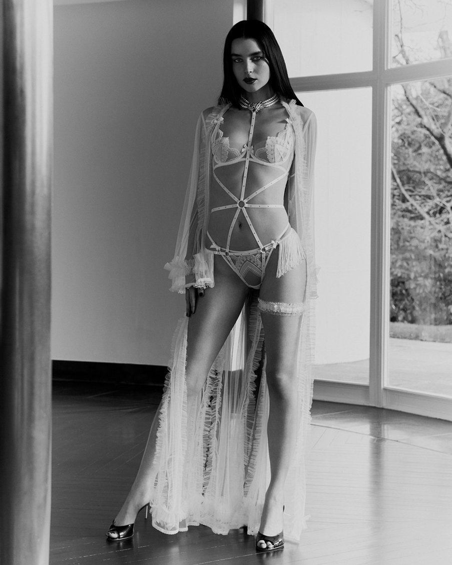 Белые трусы стринги Alysia