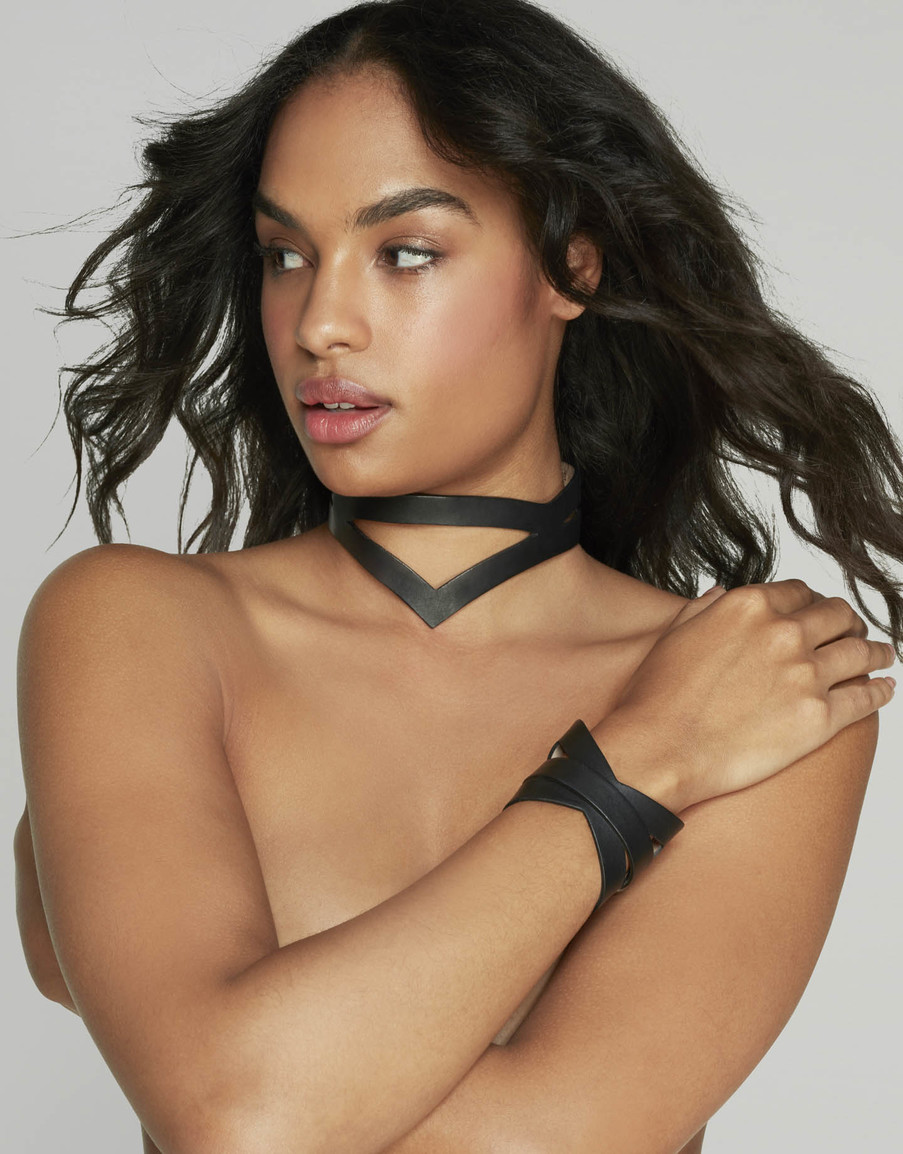 Черный кожаный манжет Veronika